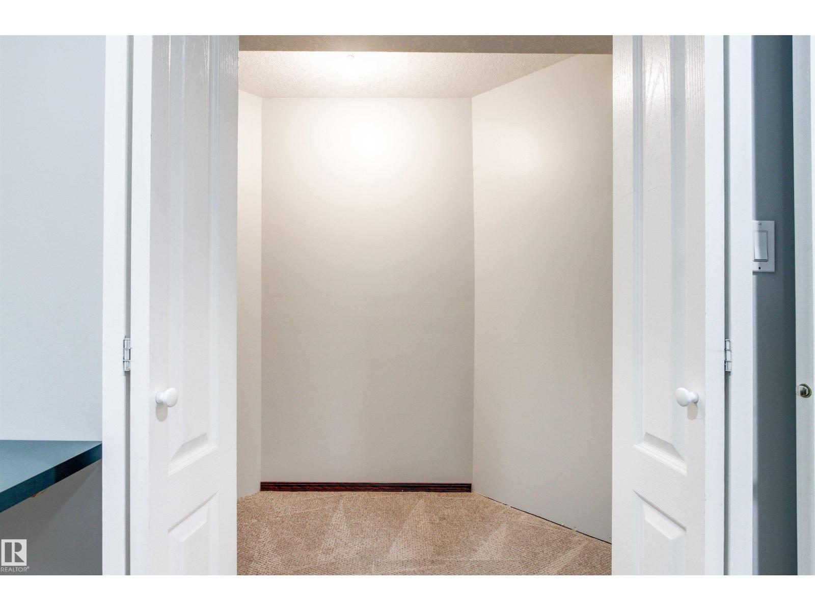 6 OAKRIDGE DR S - 42