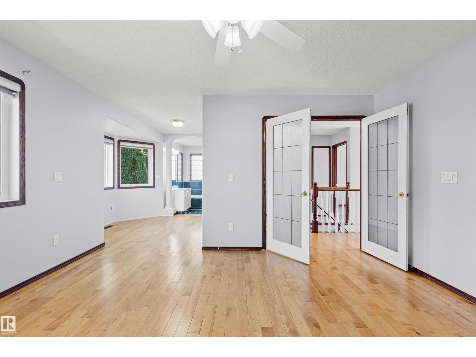 6 OAKRIDGE DR S - 25