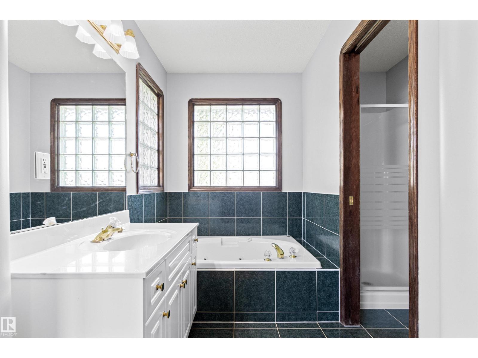6 OAKRIDGE DR S - 27