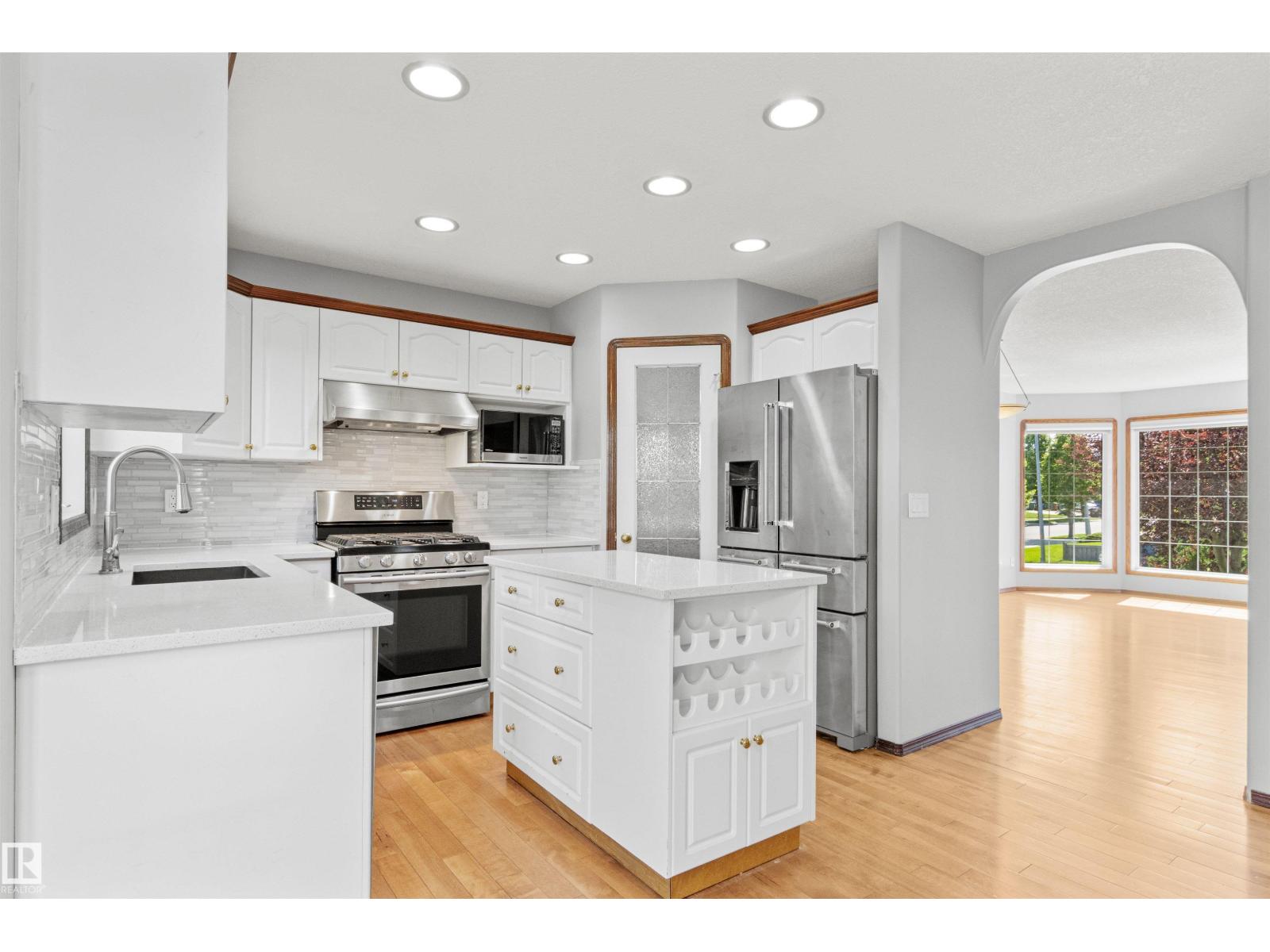 6 OAKRIDGE DR S - 14