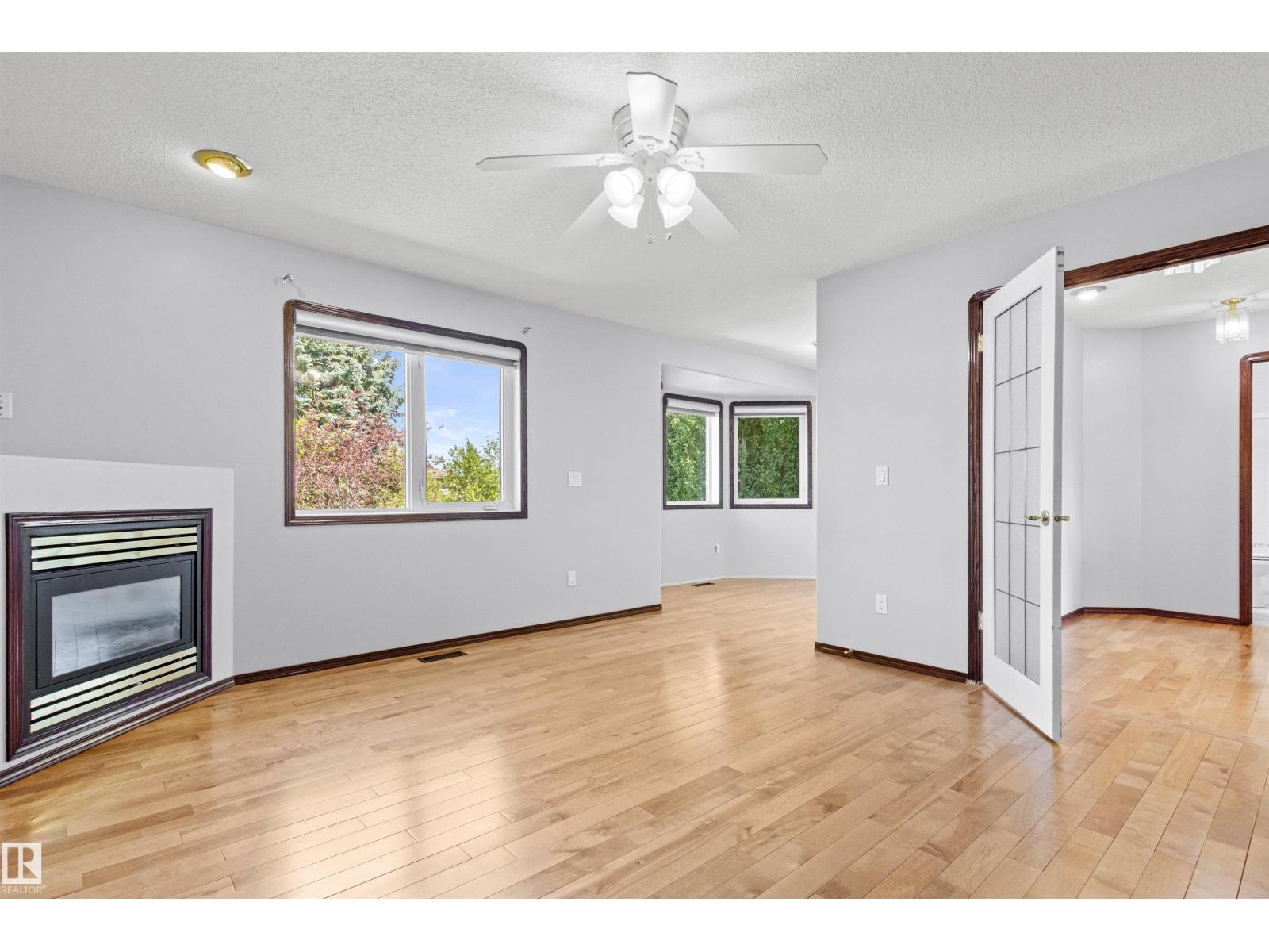 6 OAKRIDGE DR S - 24