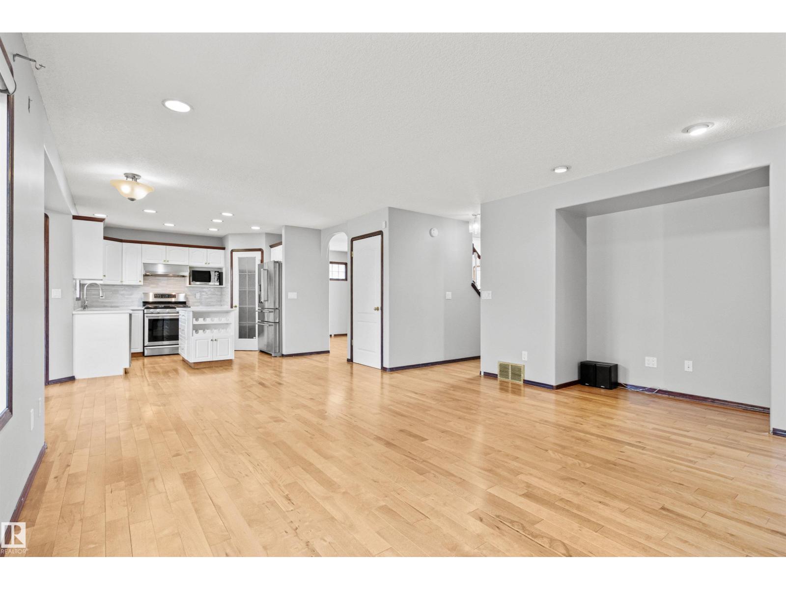 6 OAKRIDGE DR S - 12