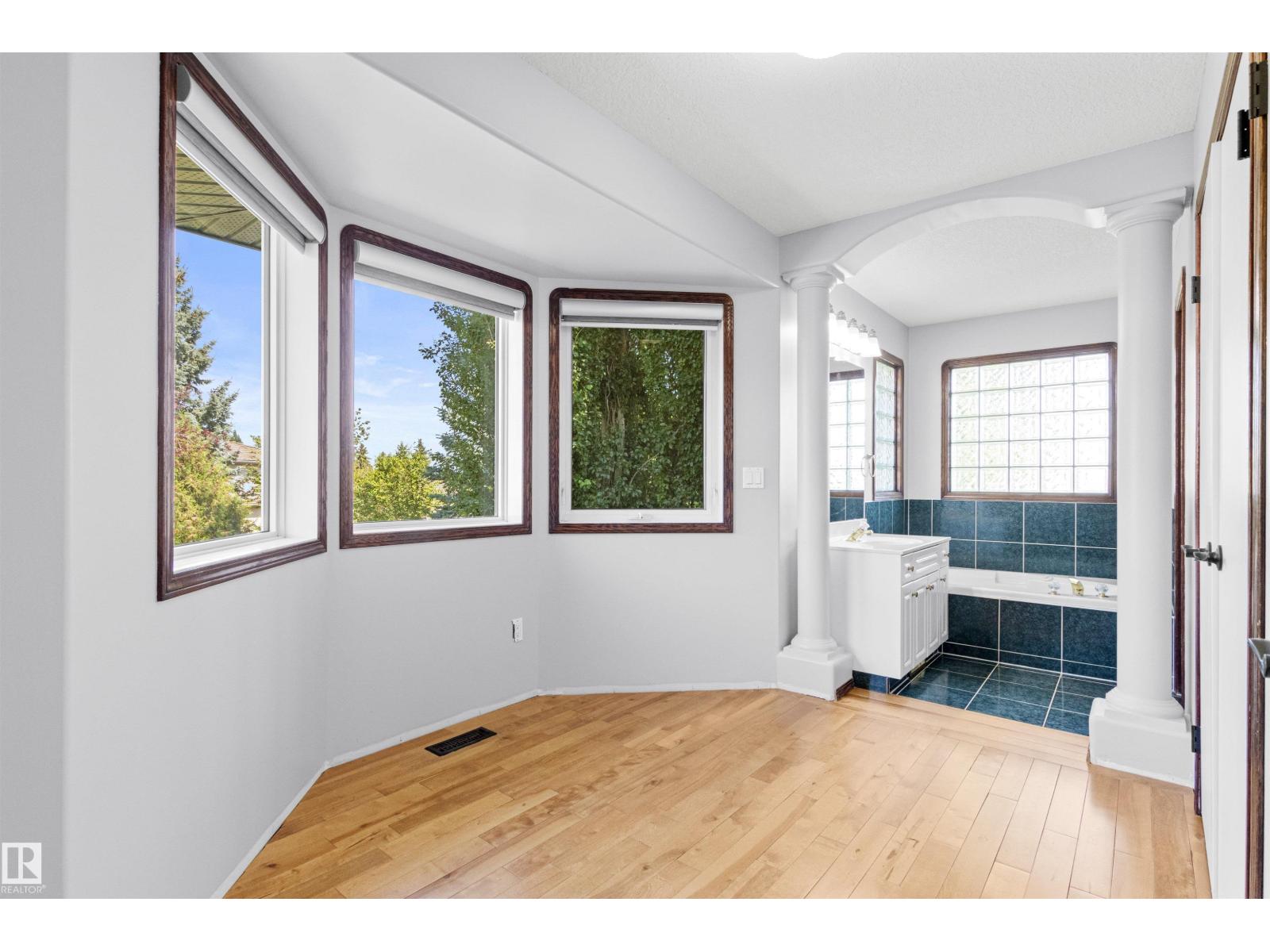 6 OAKRIDGE DR S - 26