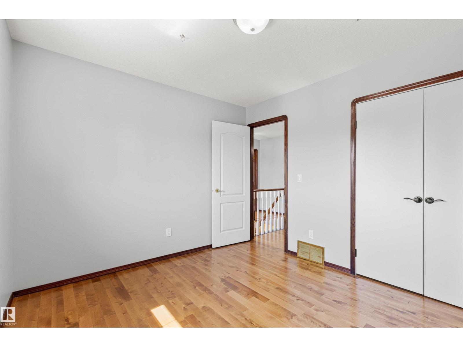 6 OAKRIDGE DR S - 30