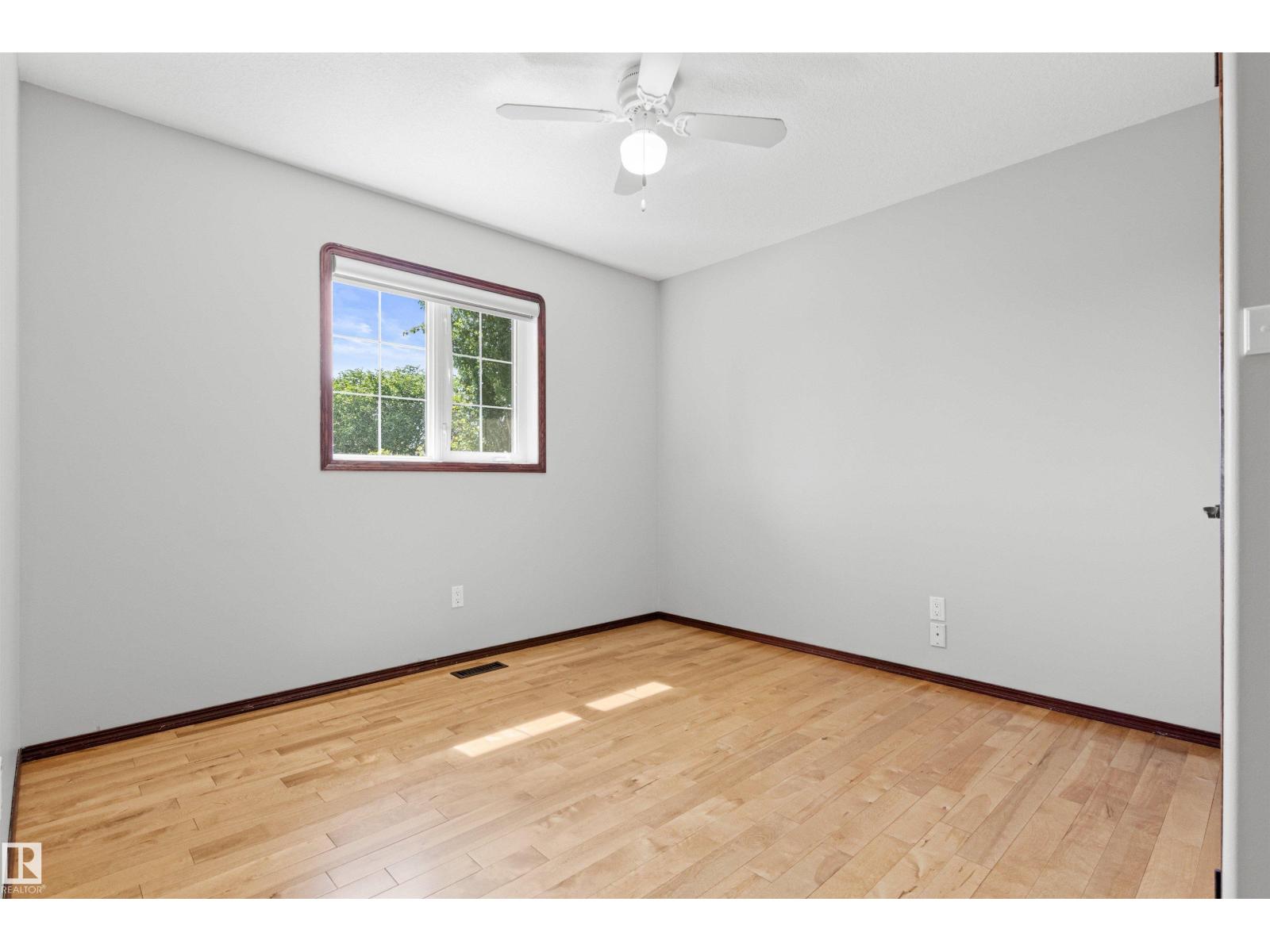 6 OAKRIDGE DR S - 32