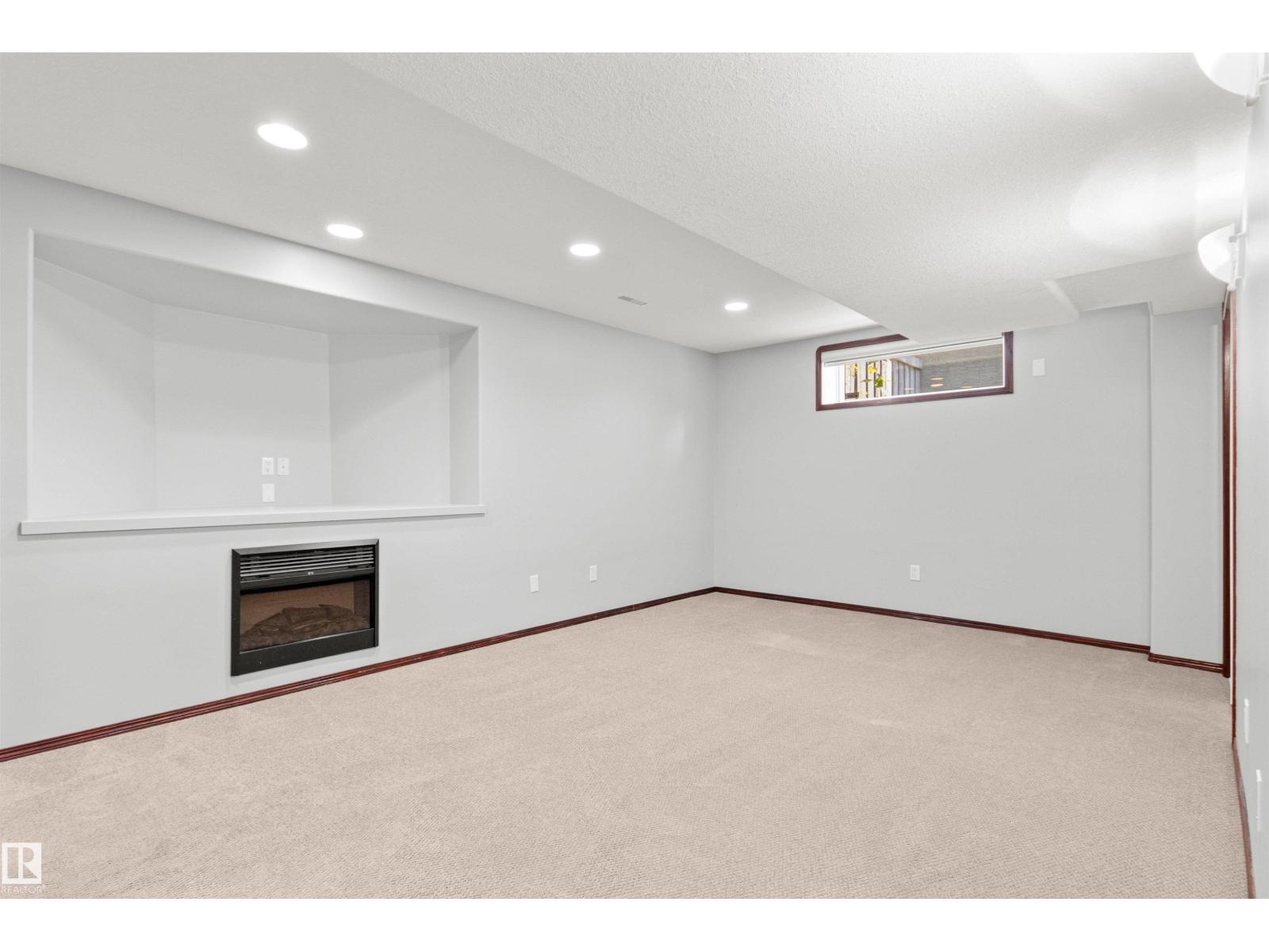 6 OAKRIDGE DR S - 35