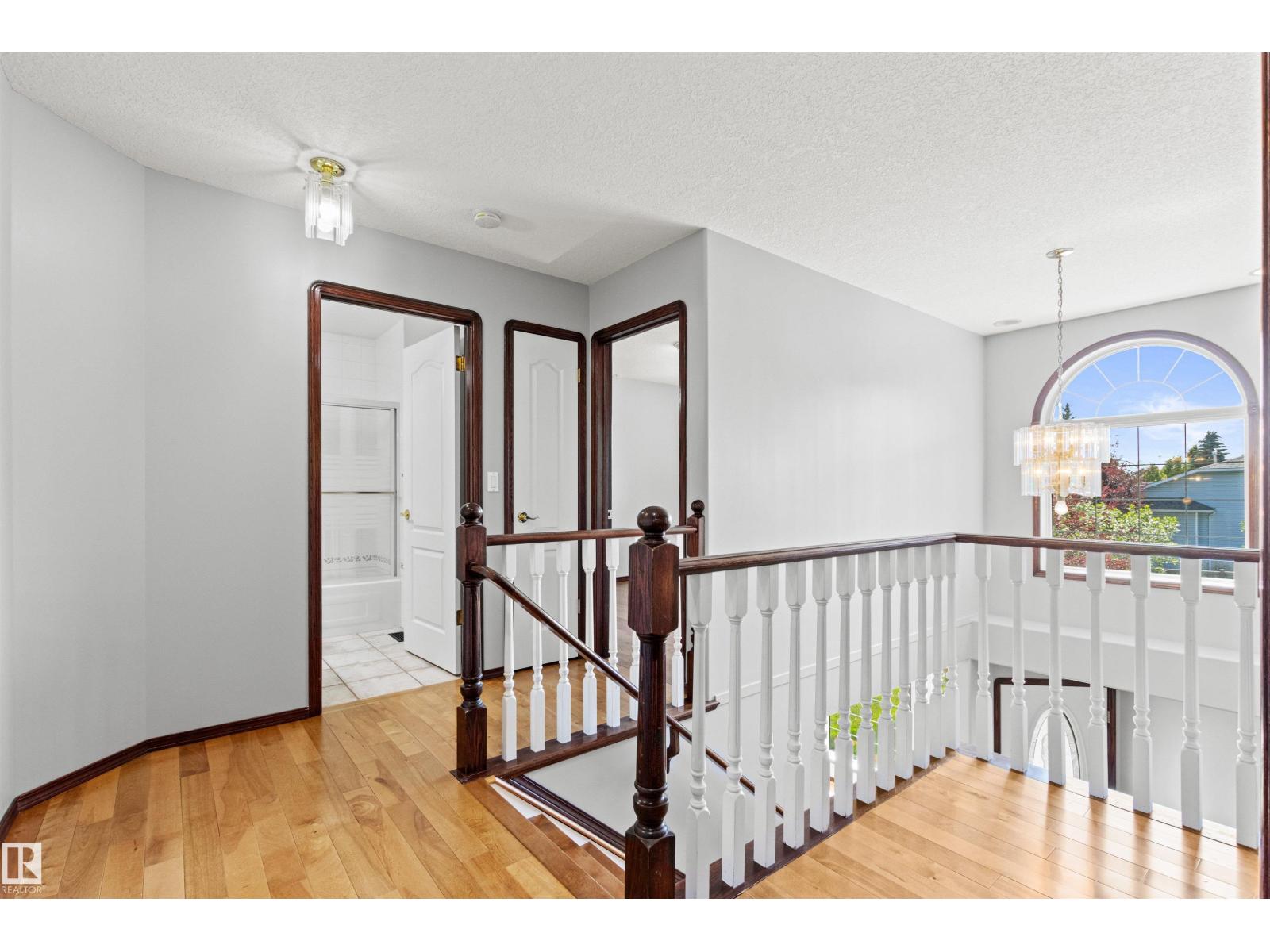 6 OAKRIDGE DR S - 28