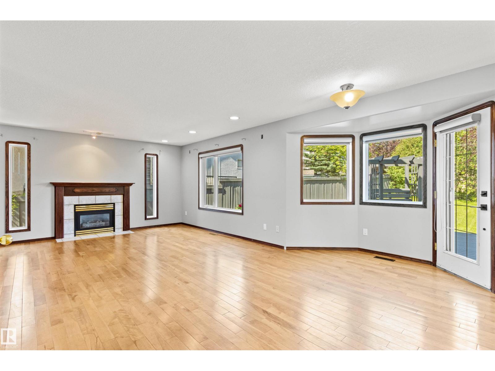 6 OAKRIDGE DR S - 17