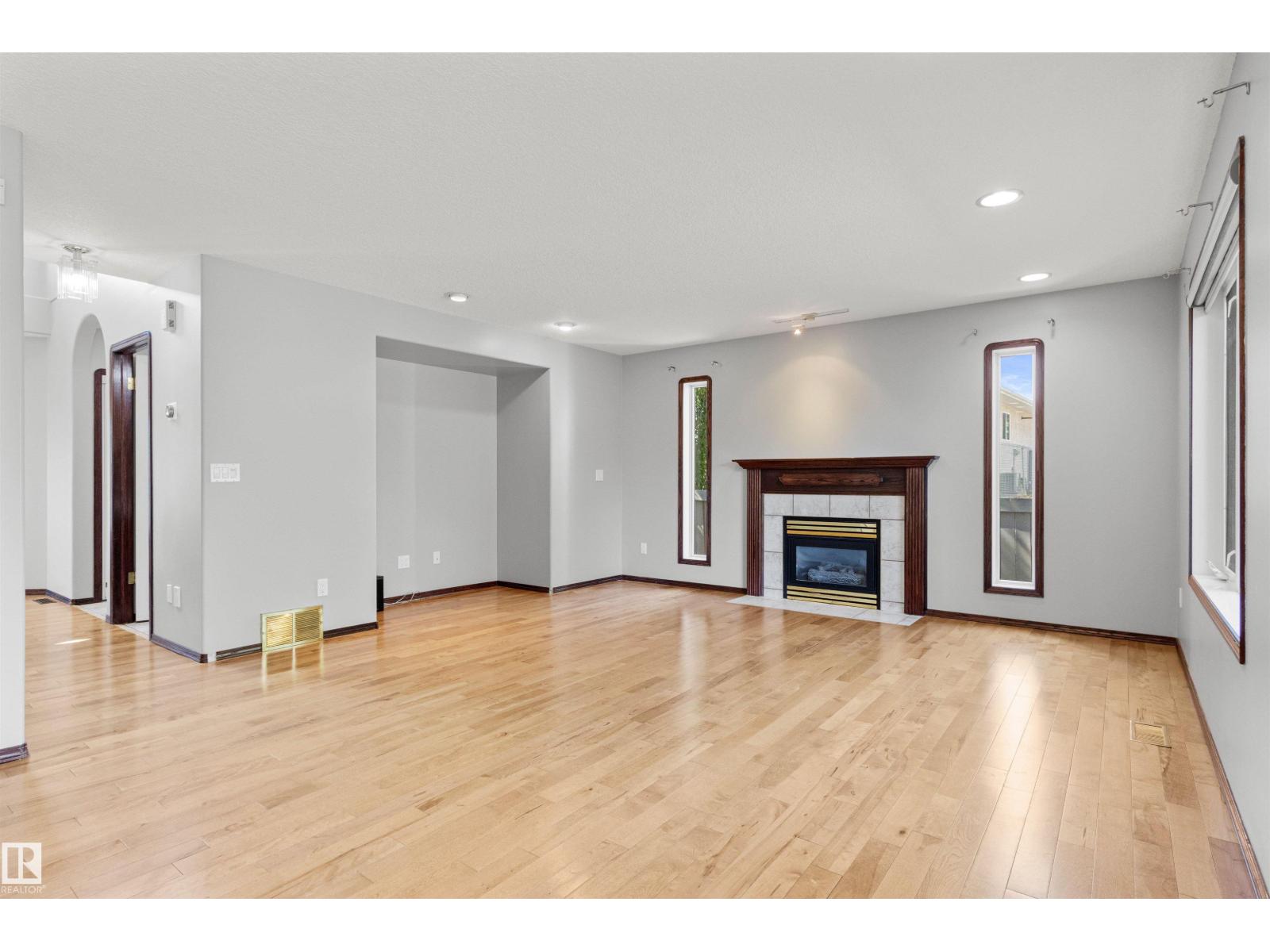 6 OAKRIDGE DR S - 18