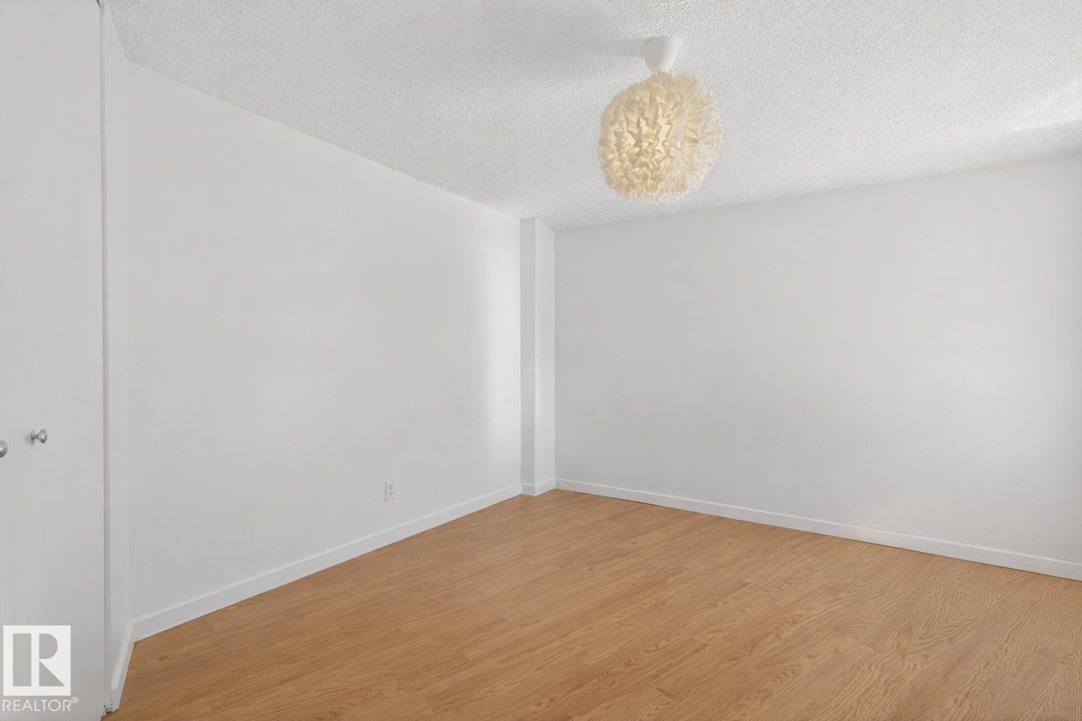 #1608 10045 117 ST NW - 17