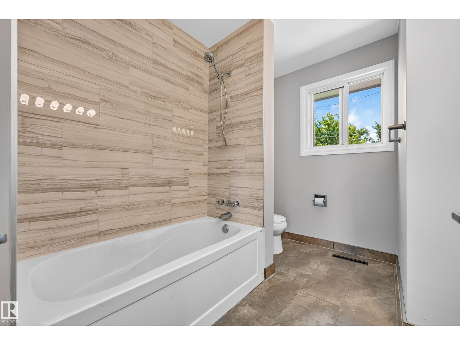 6016 92 AV NW - 15
