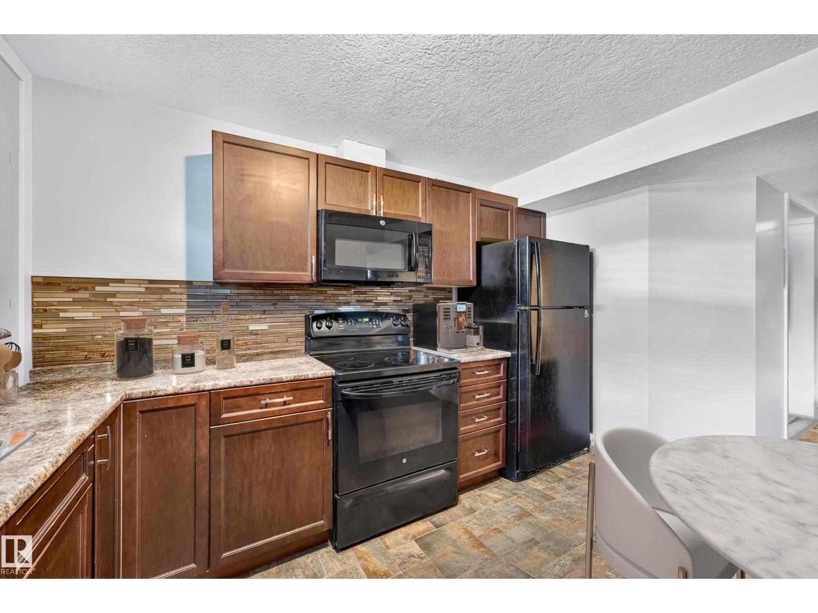 6016 92 AV NW - 26