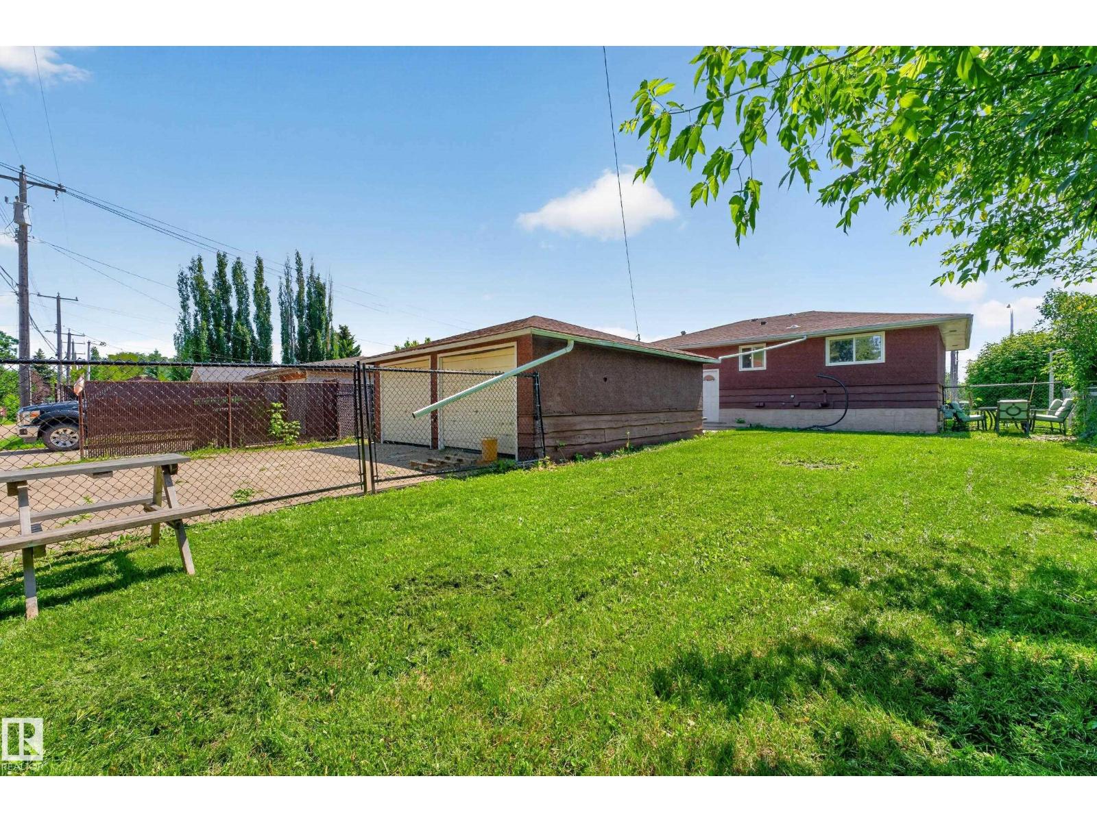 6016 92 AV NW - 32