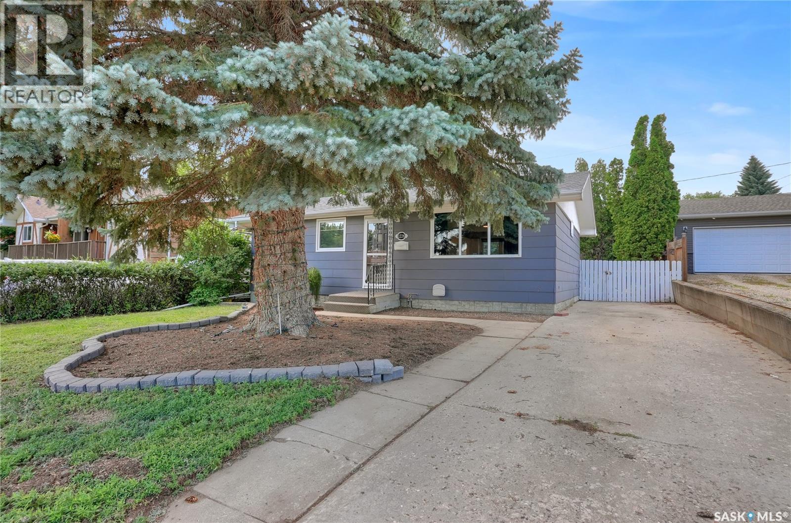 1228 Athabasca STREET W - 2