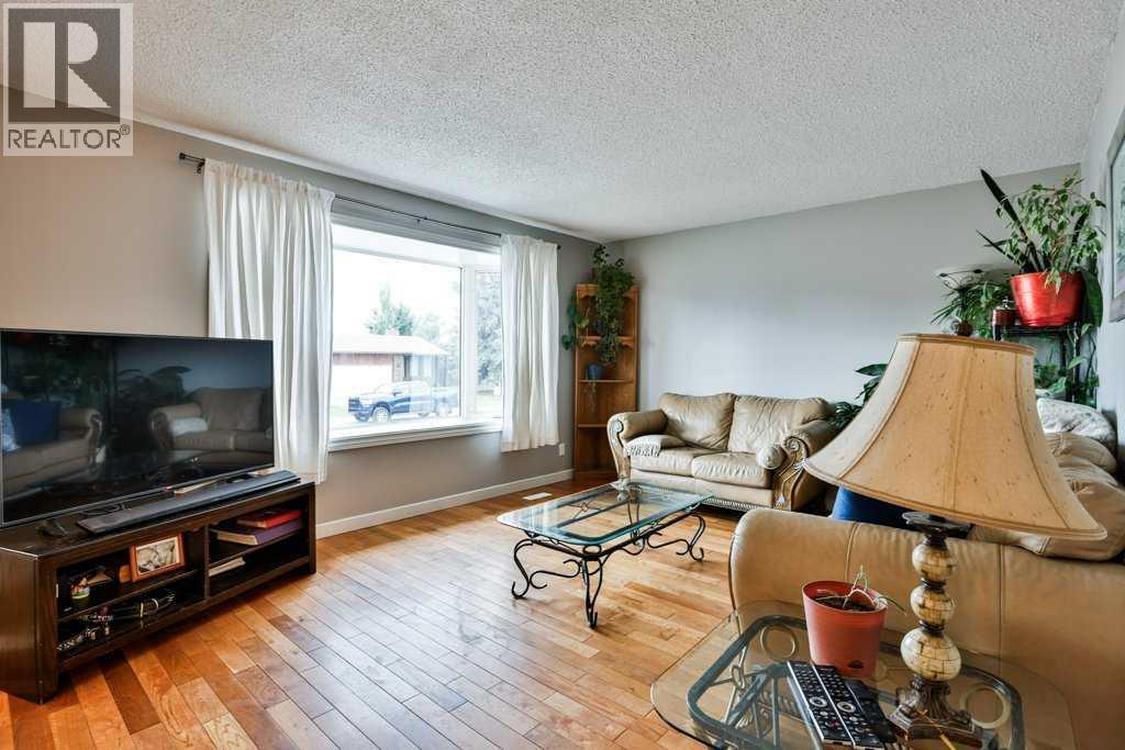 5217 38 Avenue - 4