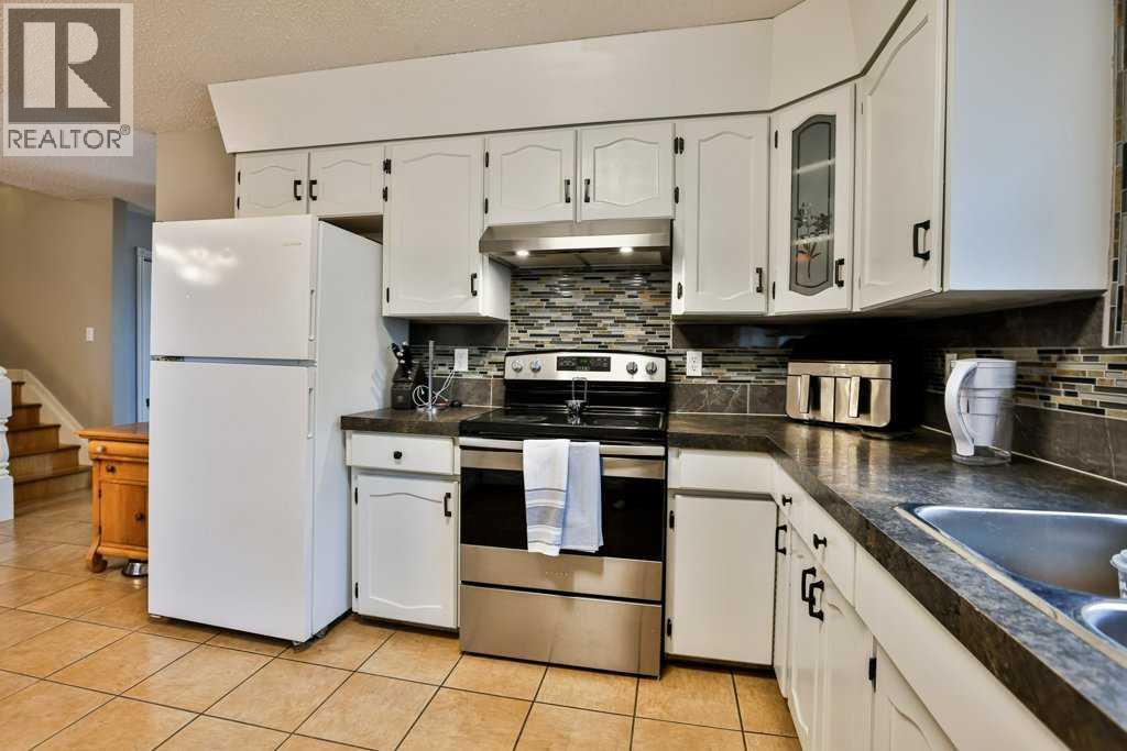 5217 38 Avenue - 9