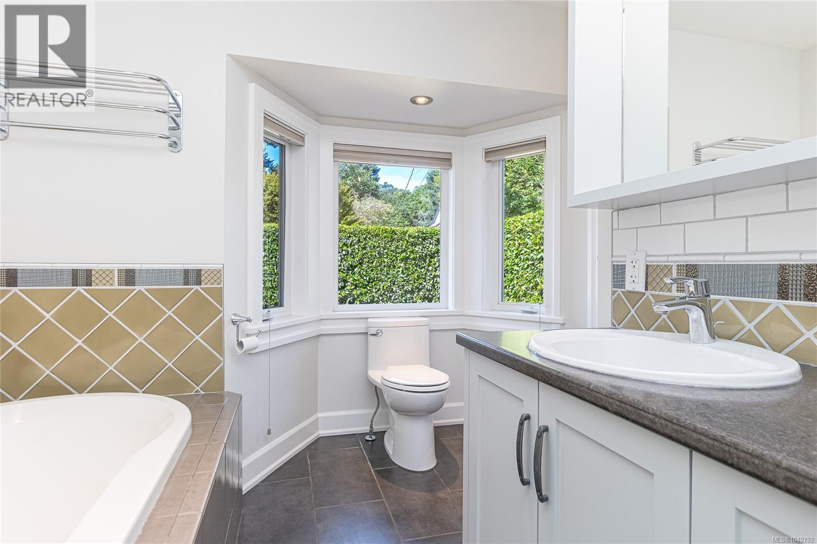 2617 Doncaster Dr - 23