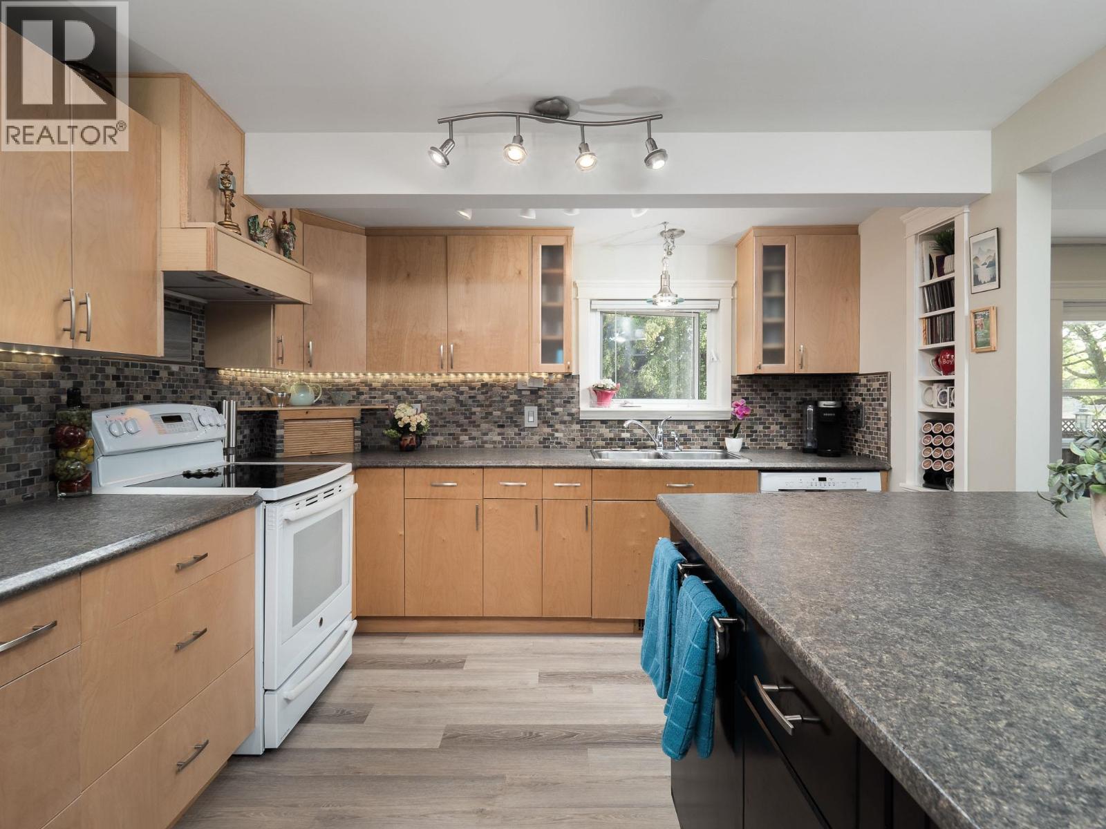 Photo 11 of 40 — 1094 IRWIN STREET · Prince George, BC