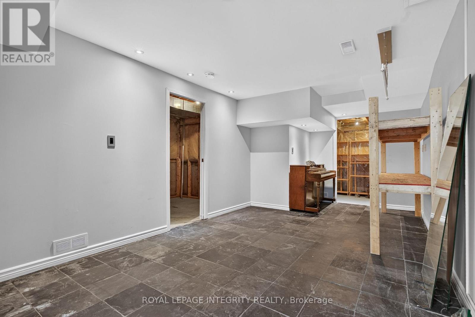 640 KILBIRNIE DRIVE - 23