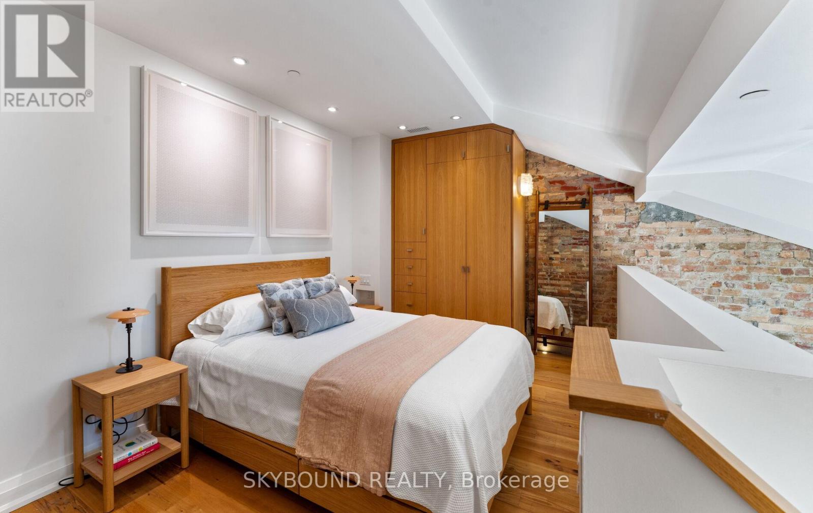 #223 5 ST. JOSEPH STREET E - 29