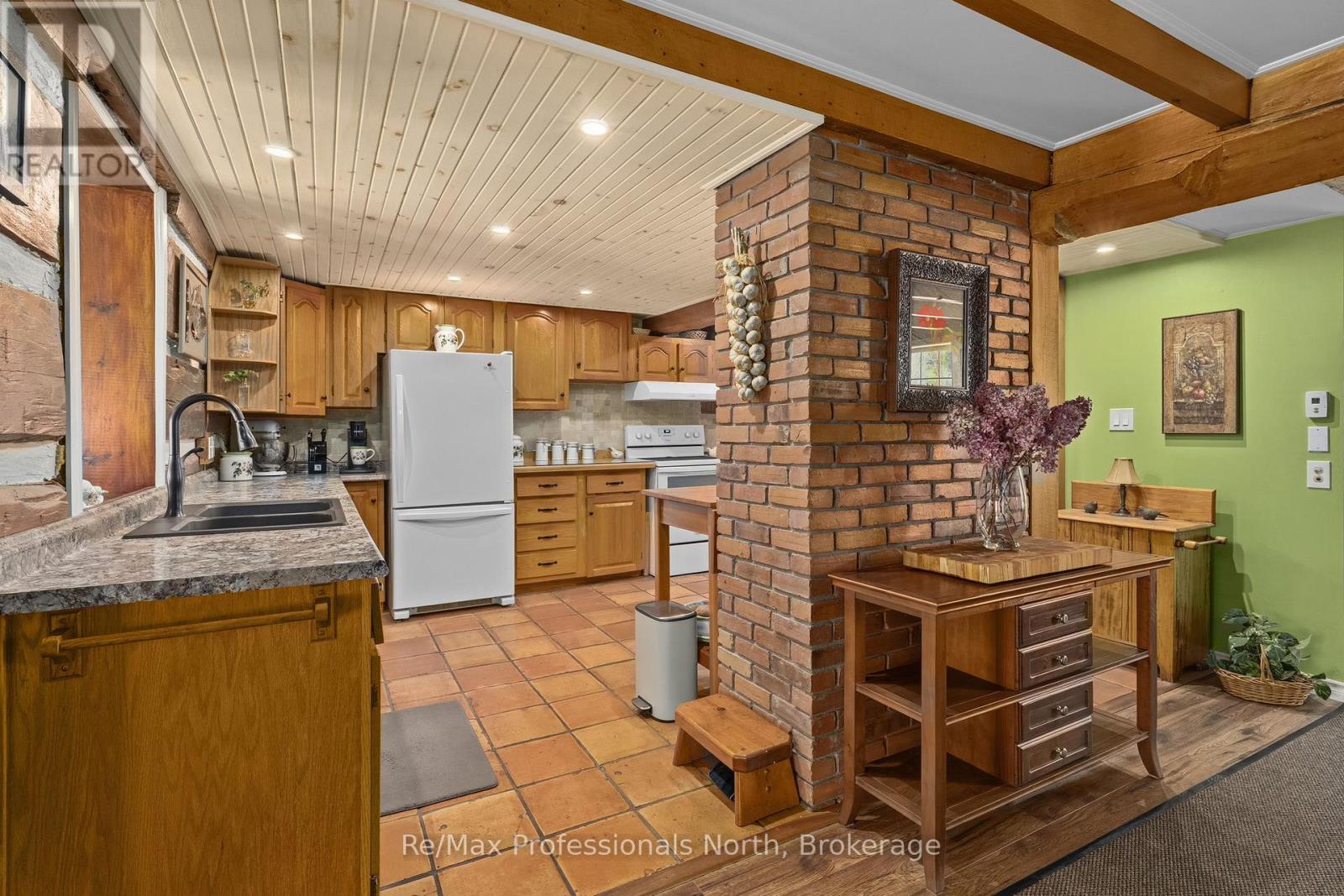 3569 CHETWYND ROAD - 14