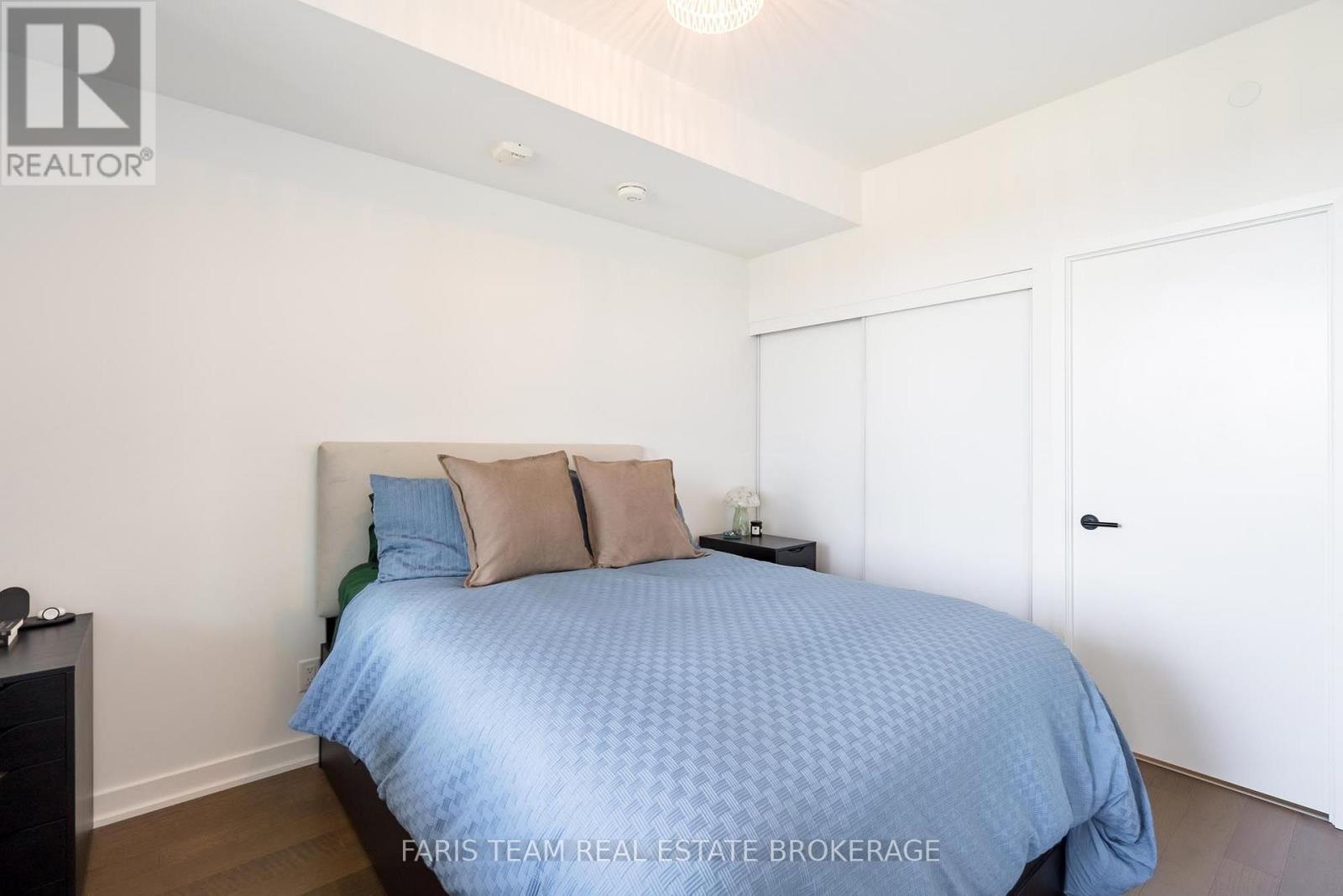 #413 31 HURON STREET - 17