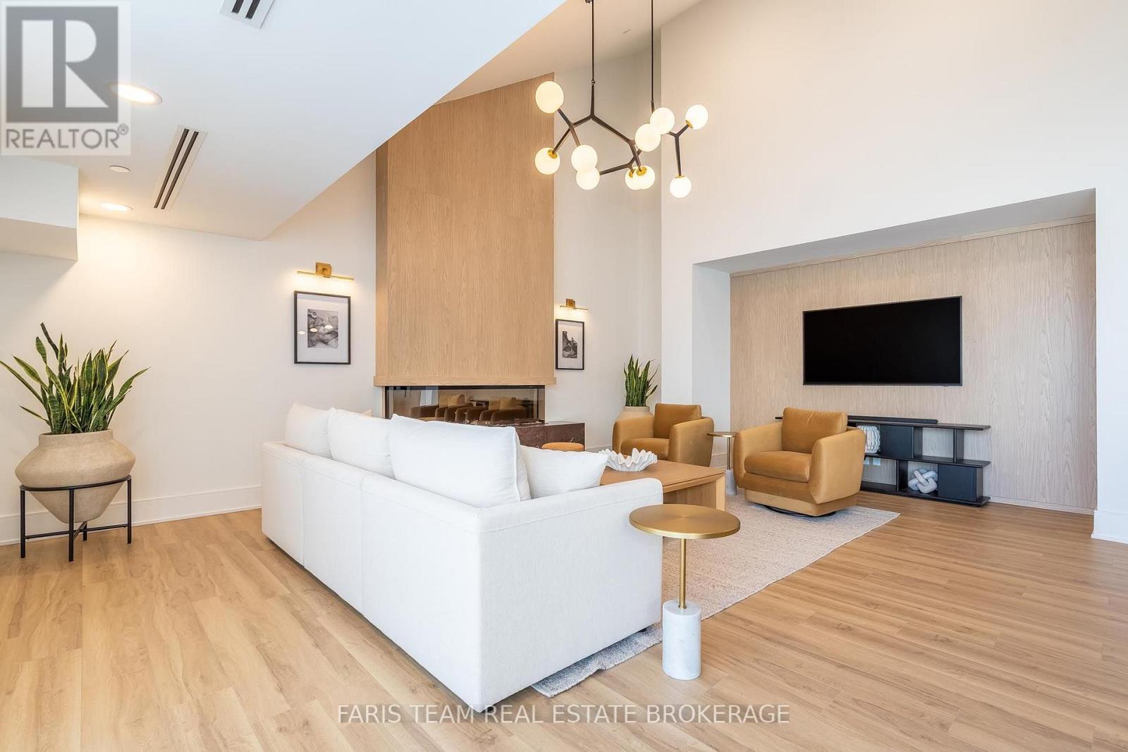 #413 31 HURON STREET - 24