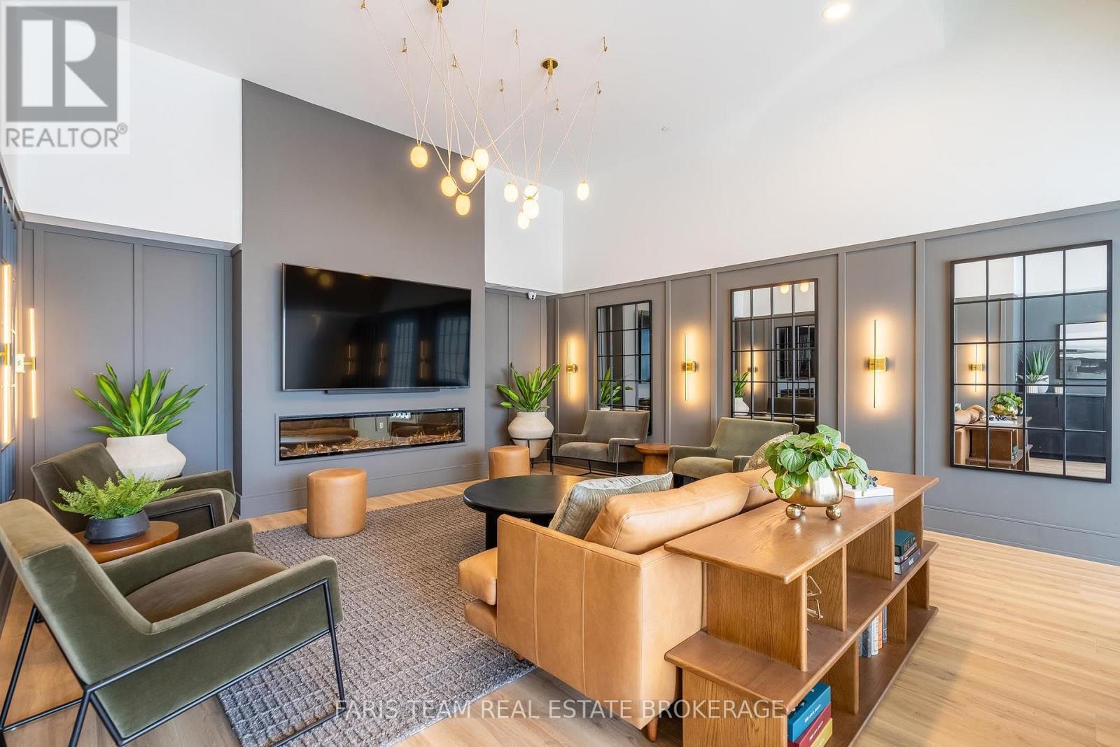 #413 31 HURON STREET - 31