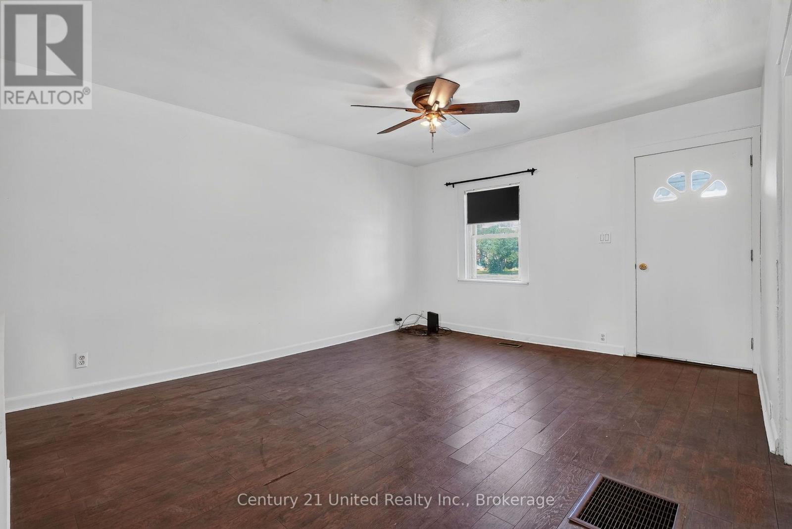 271 UNIVERSITY AVENUE W - 10