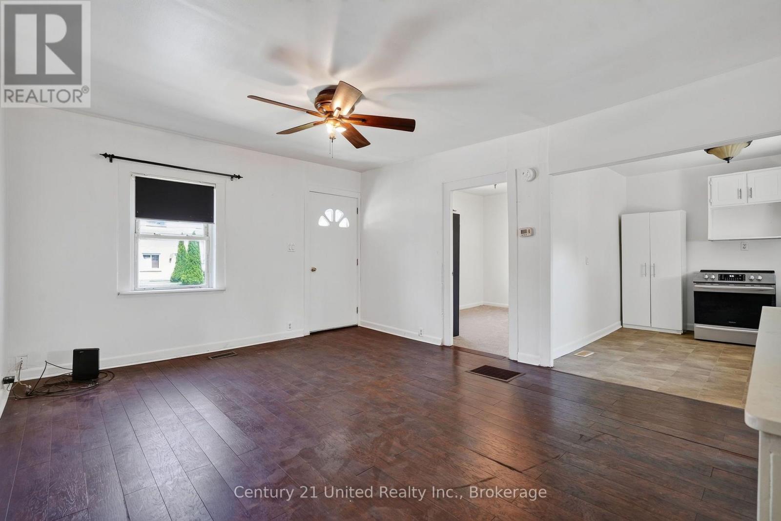271 UNIVERSITY AVENUE W - 11