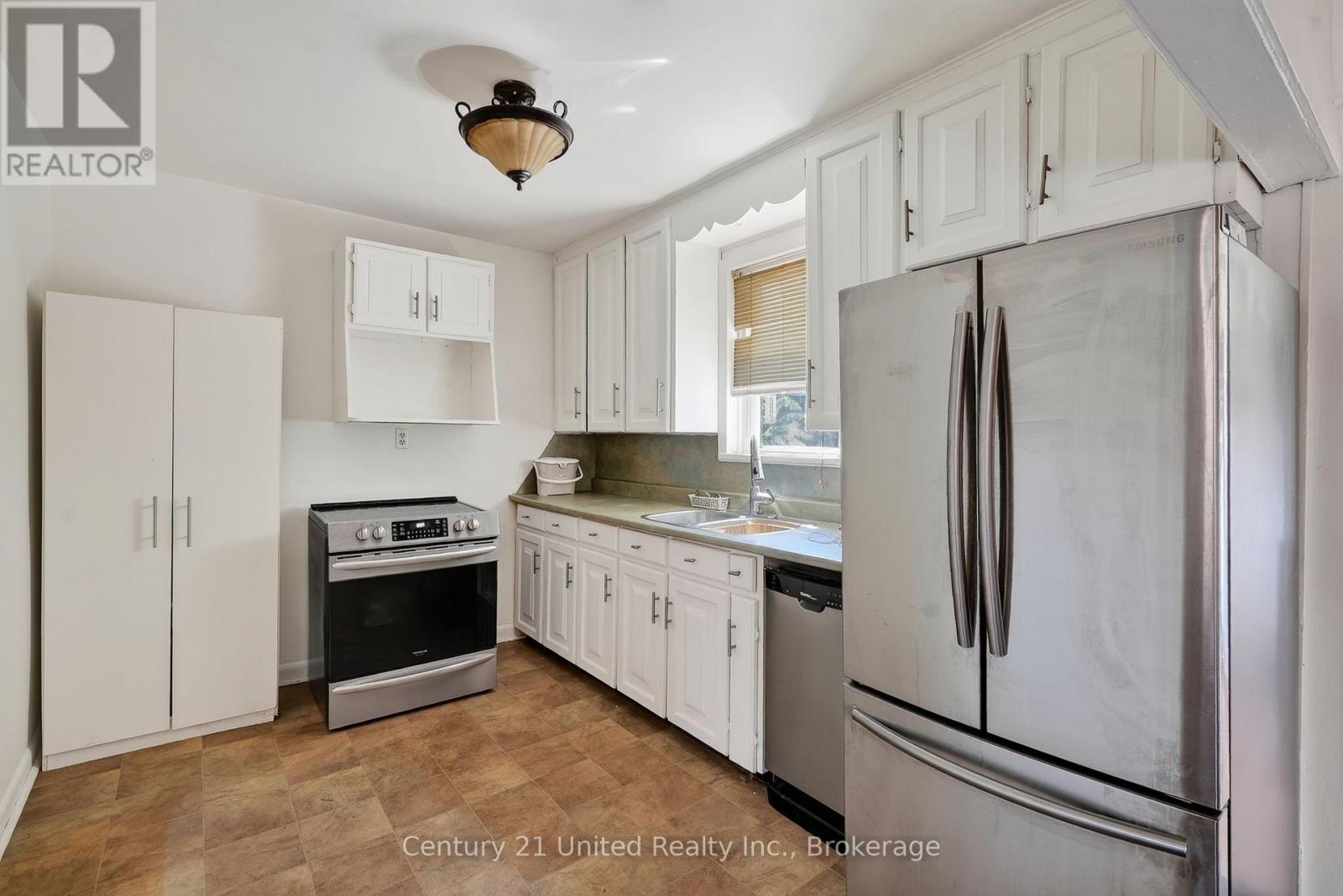 271 UNIVERSITY AVENUE W - 13