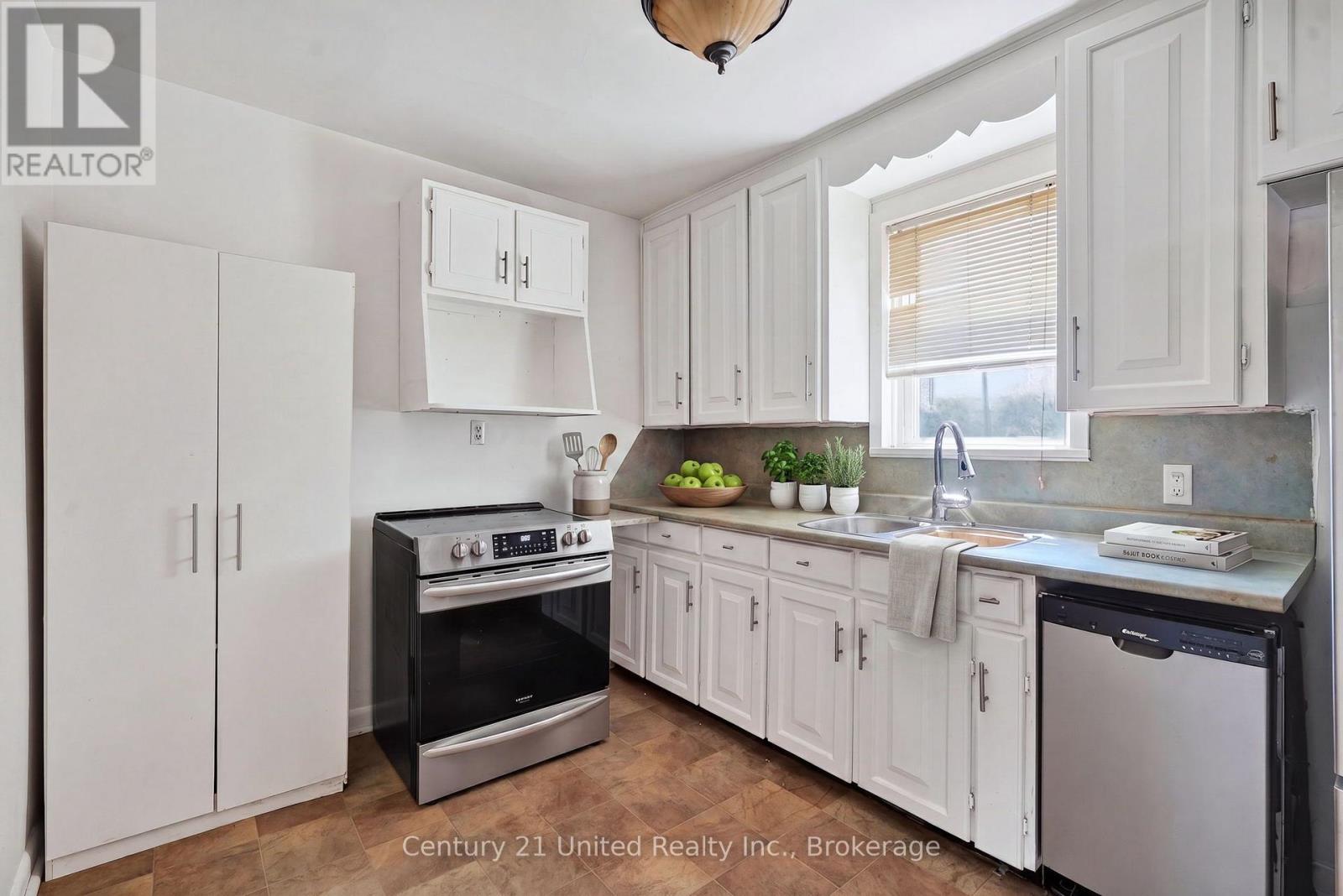 271 UNIVERSITY AVENUE W - 15