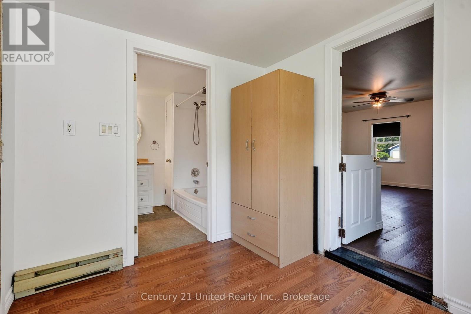 271 UNIVERSITY AVENUE W - 17