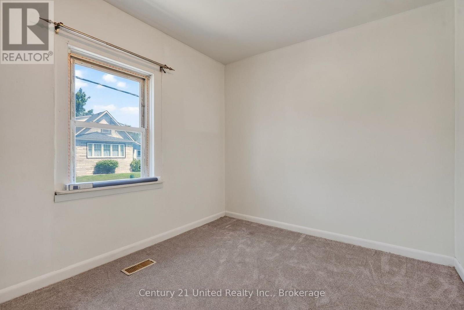 271 UNIVERSITY AVENUE W - 21