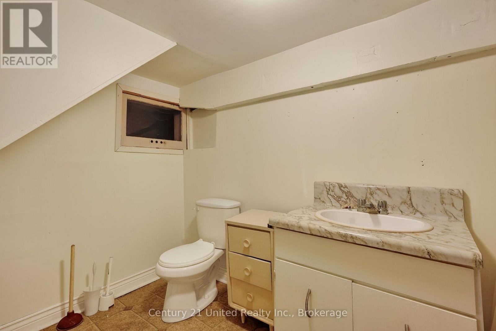 271 UNIVERSITY AVENUE W - 27