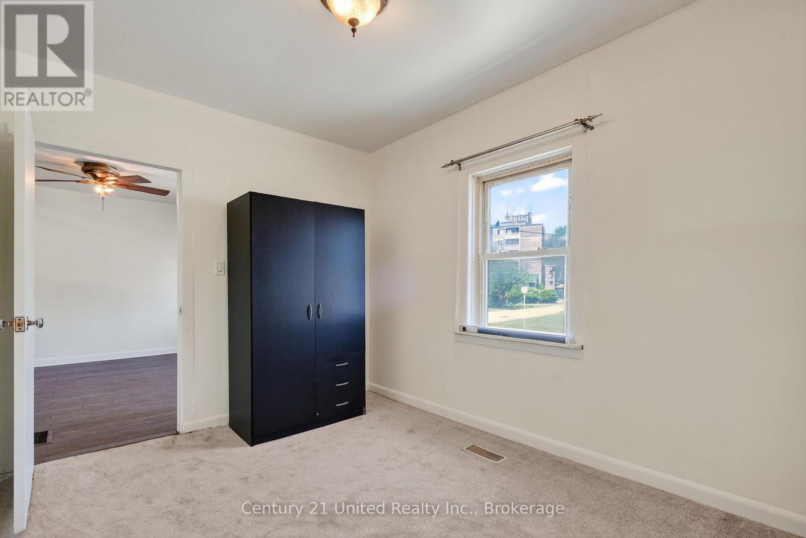 271 UNIVERSITY AVENUE W - 23