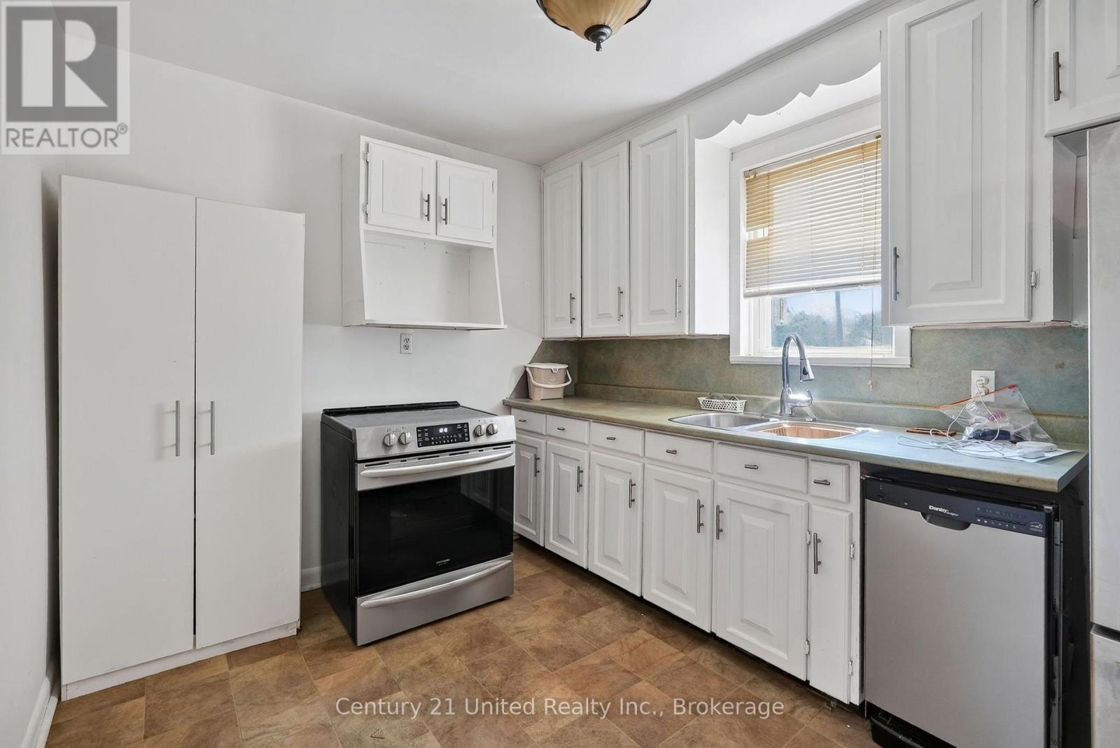 271 UNIVERSITY AVENUE W - 35