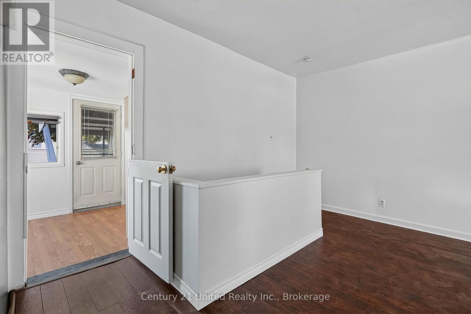 271 UNIVERSITY AVENUE W - 12