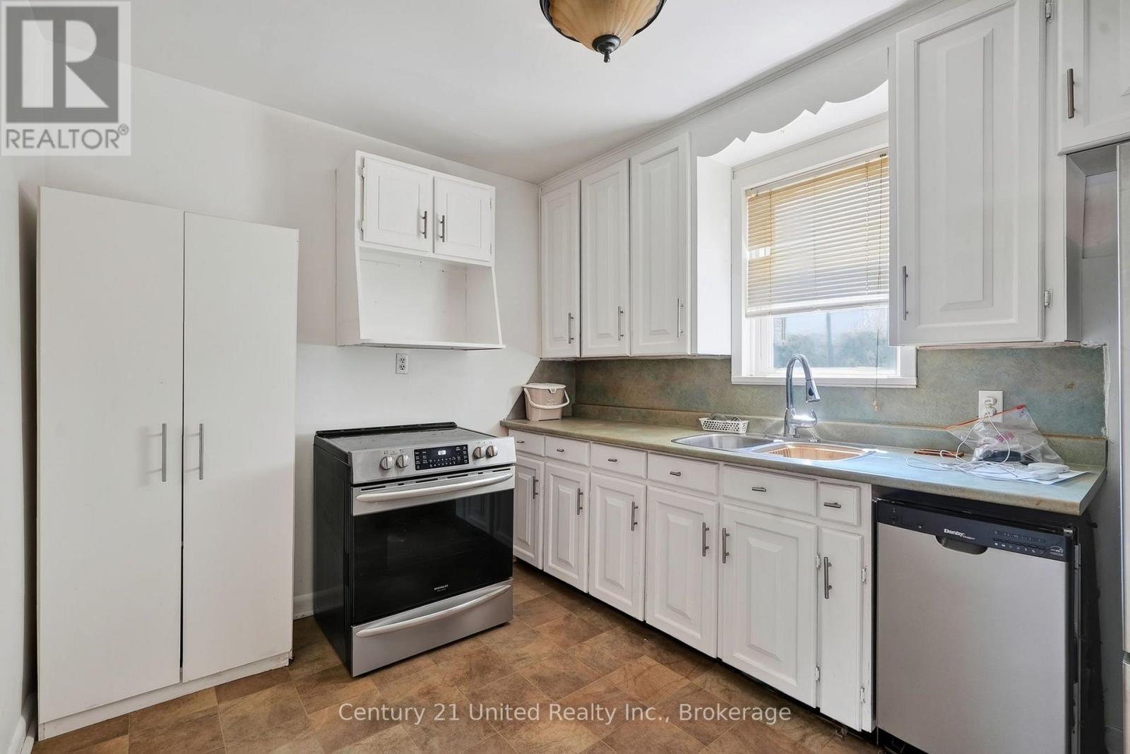 271 UNIVERSITY AVENUE W - 14