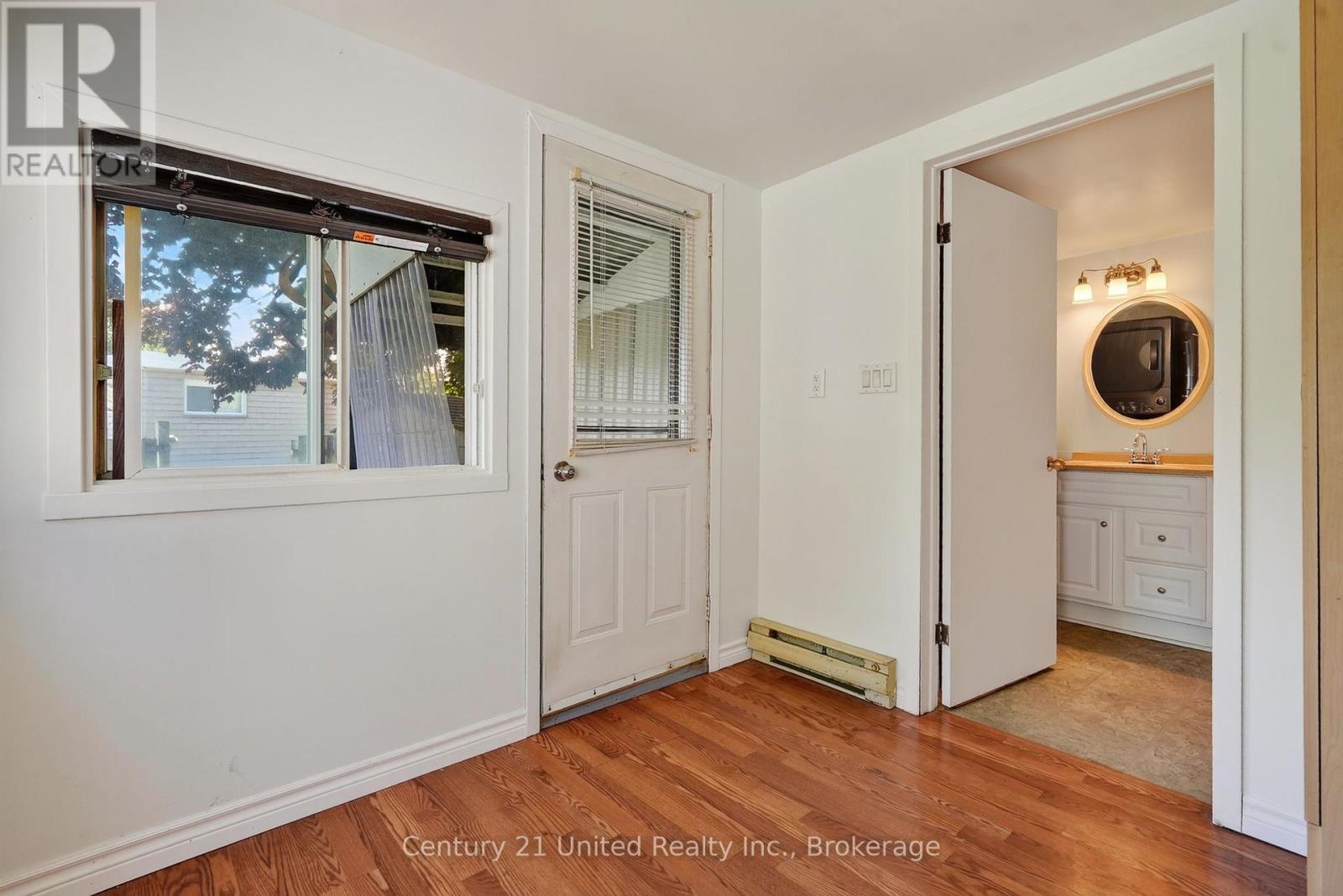 271 UNIVERSITY AVENUE W - 16