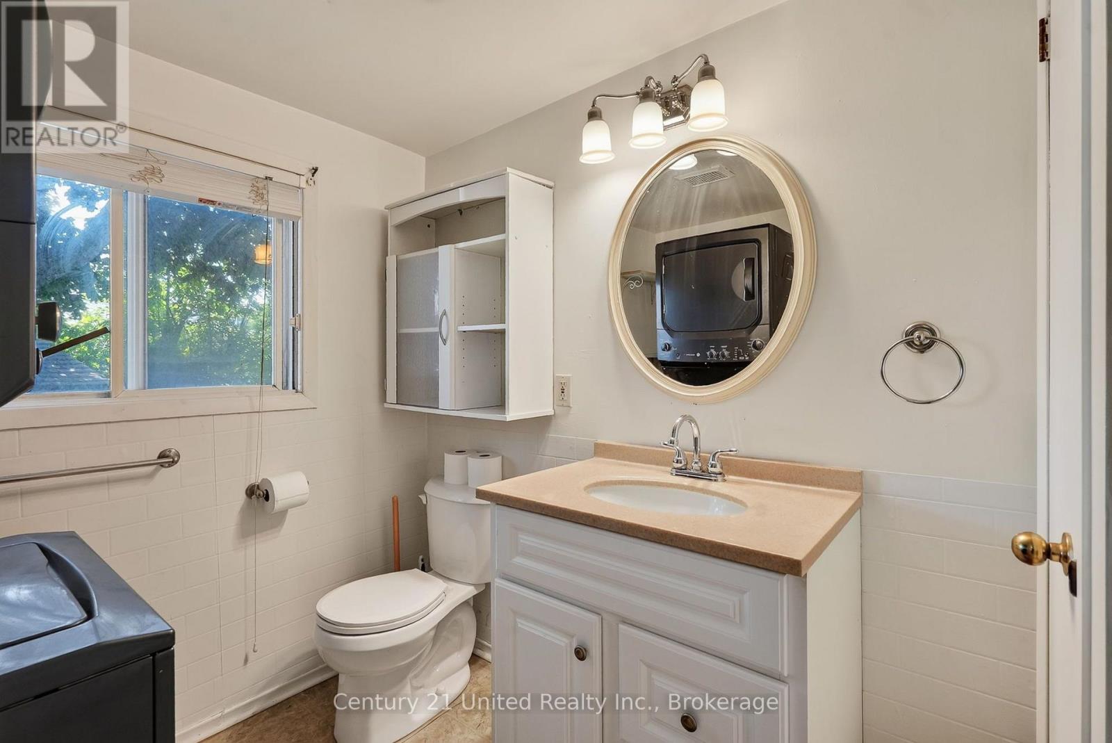 271 UNIVERSITY AVENUE W - 18