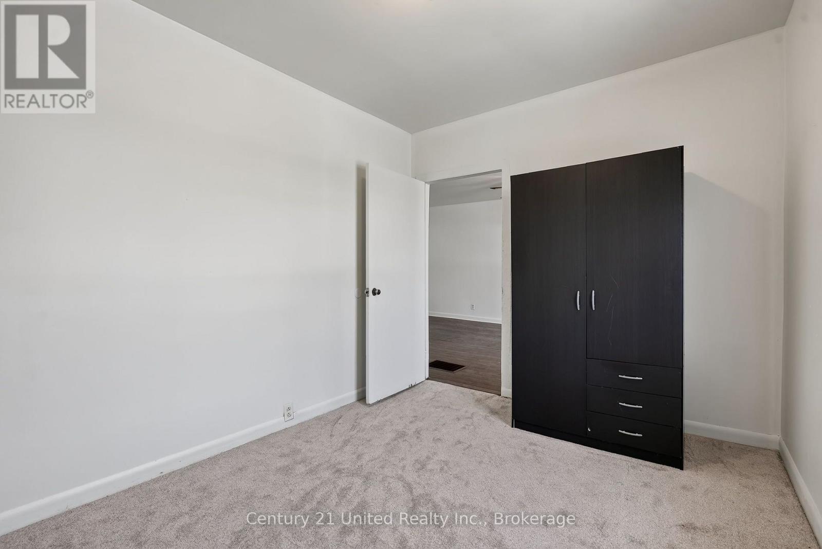271 UNIVERSITY AVENUE W - 24