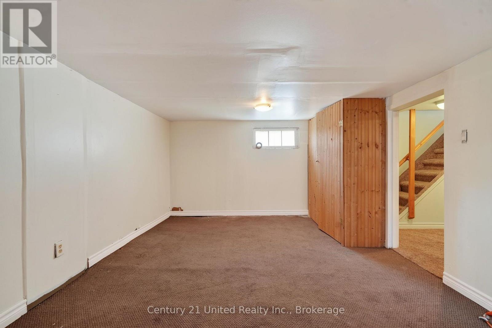 271 UNIVERSITY AVENUE W - 32