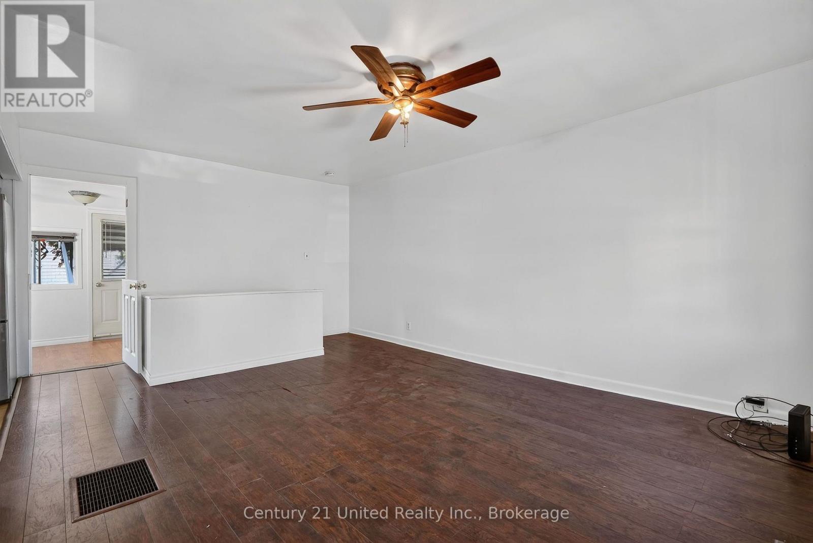 271 UNIVERSITY AVENUE W - 6