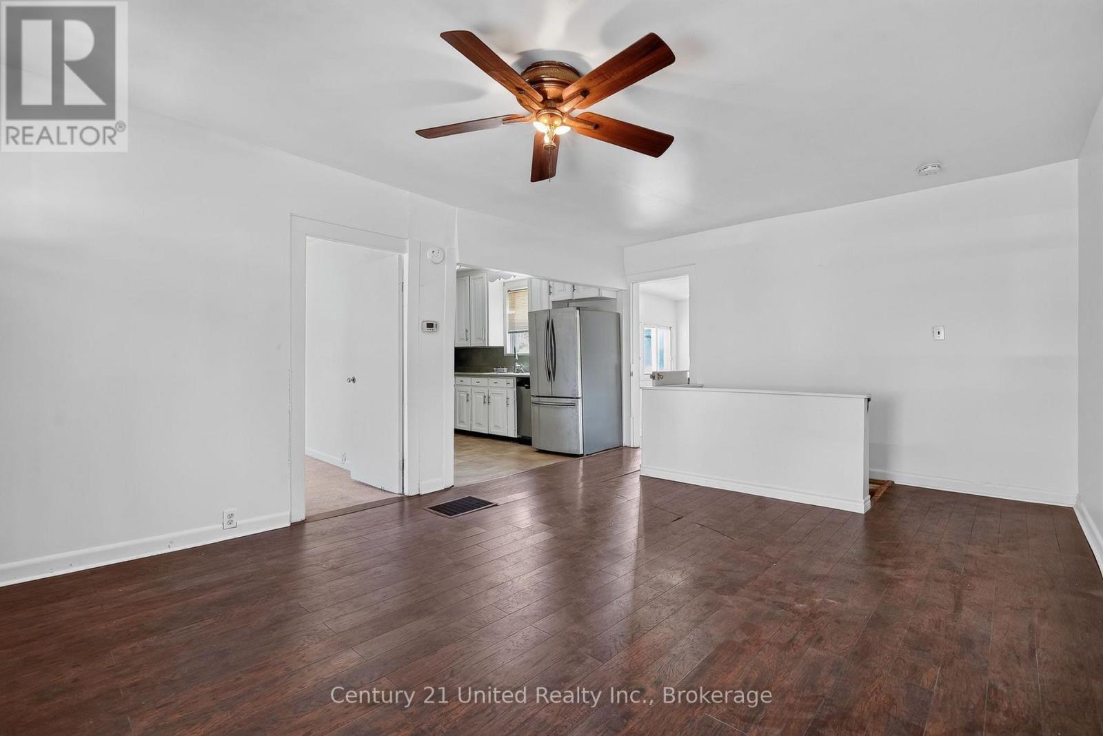271 UNIVERSITY AVENUE W - 8
