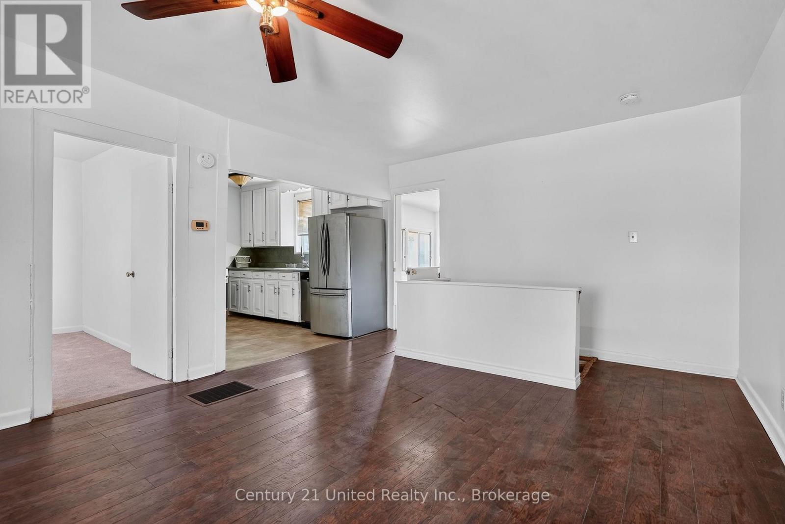 271 UNIVERSITY AVENUE W - 9