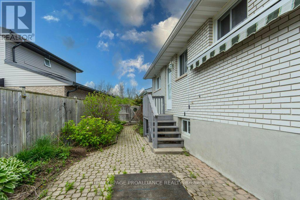 4 O'NEIL CRESCENT - 29