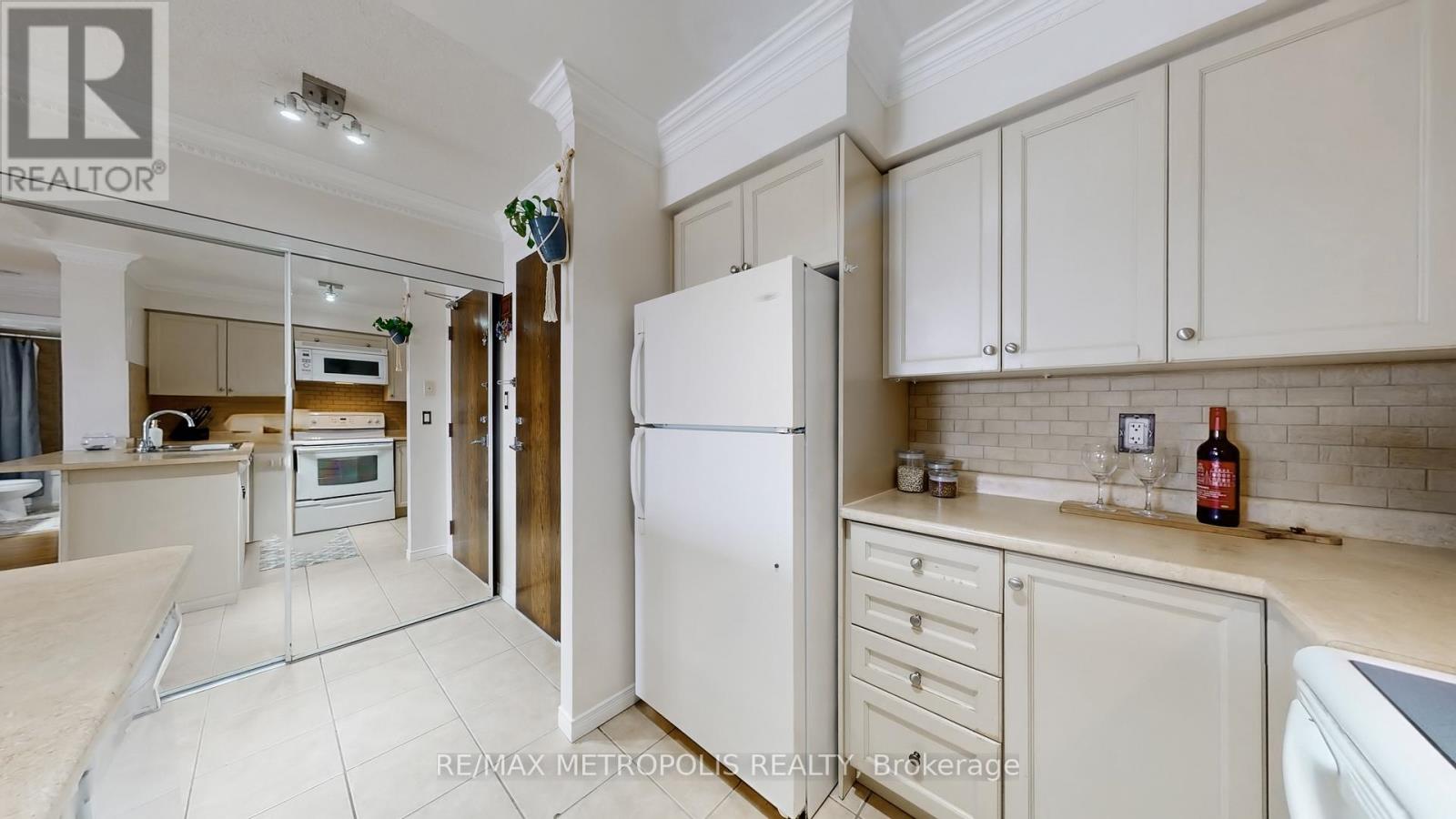 #403 2772 KEELE STREET - 17