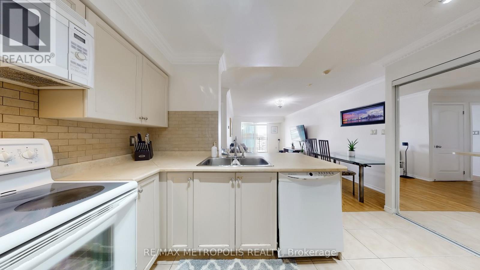 #403 2772 KEELE STREET - 18