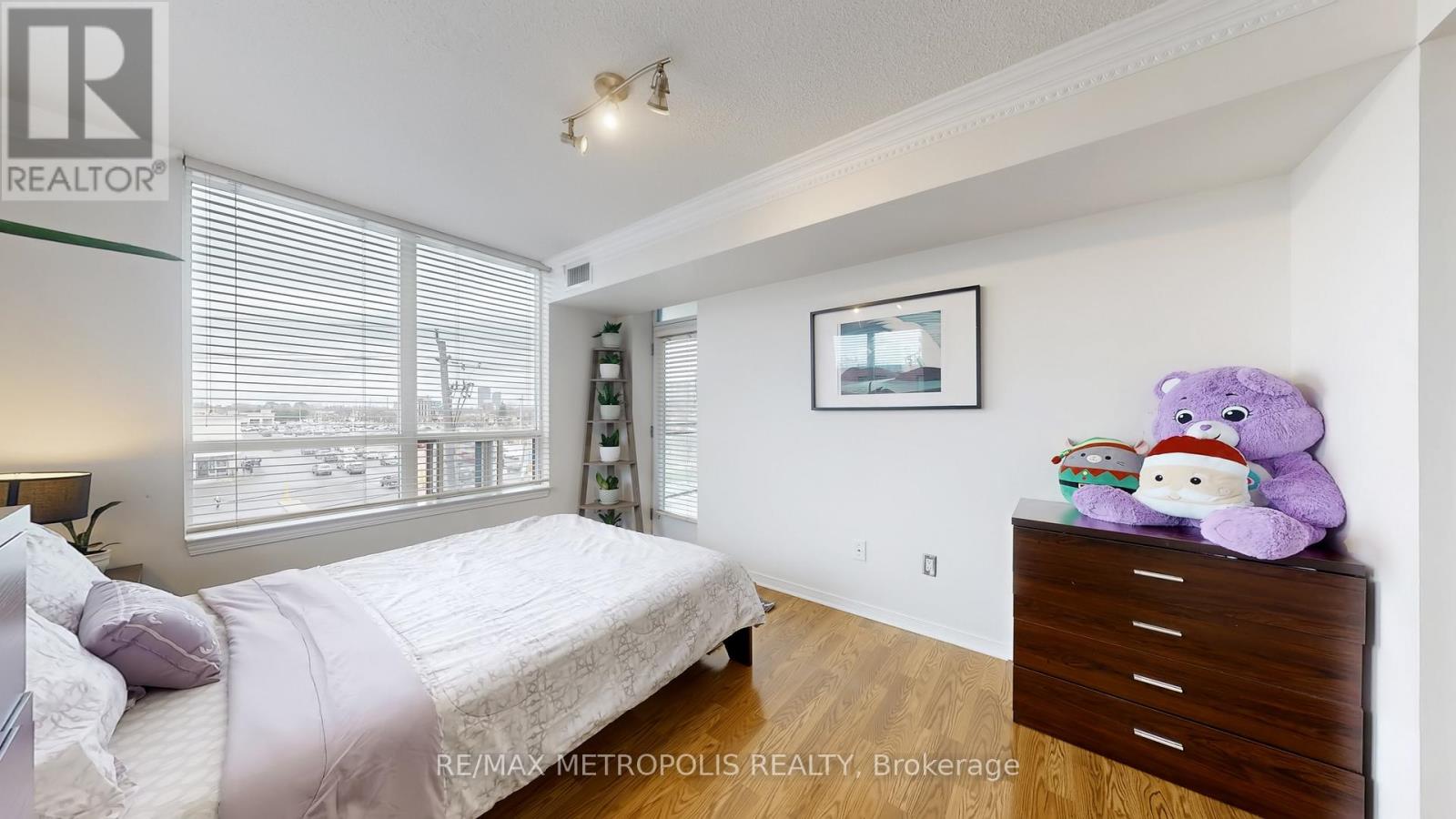 #403 2772 KEELE STREET - 22